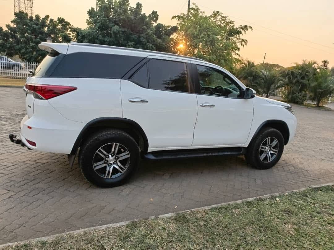 White SUV for private transfer enquiries